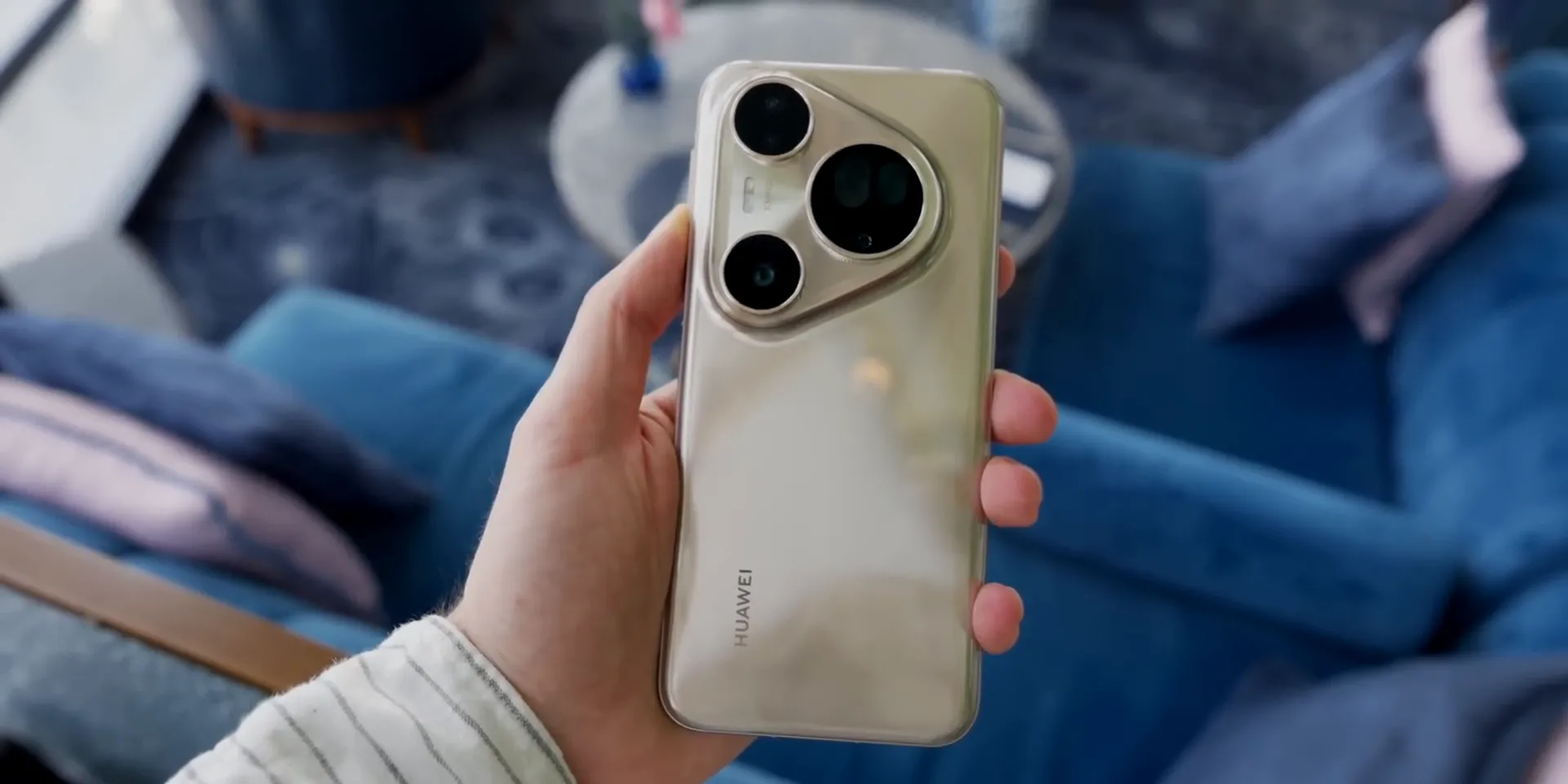 Huawei Pura 80 Ultra dual telephoto lens mechanism in action