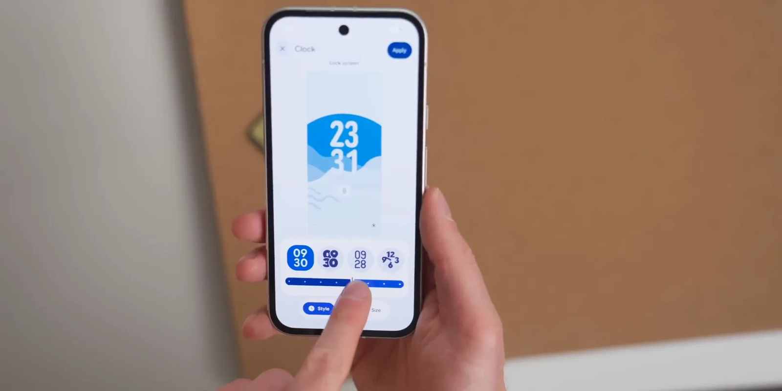 Lock screen clock resizing slider