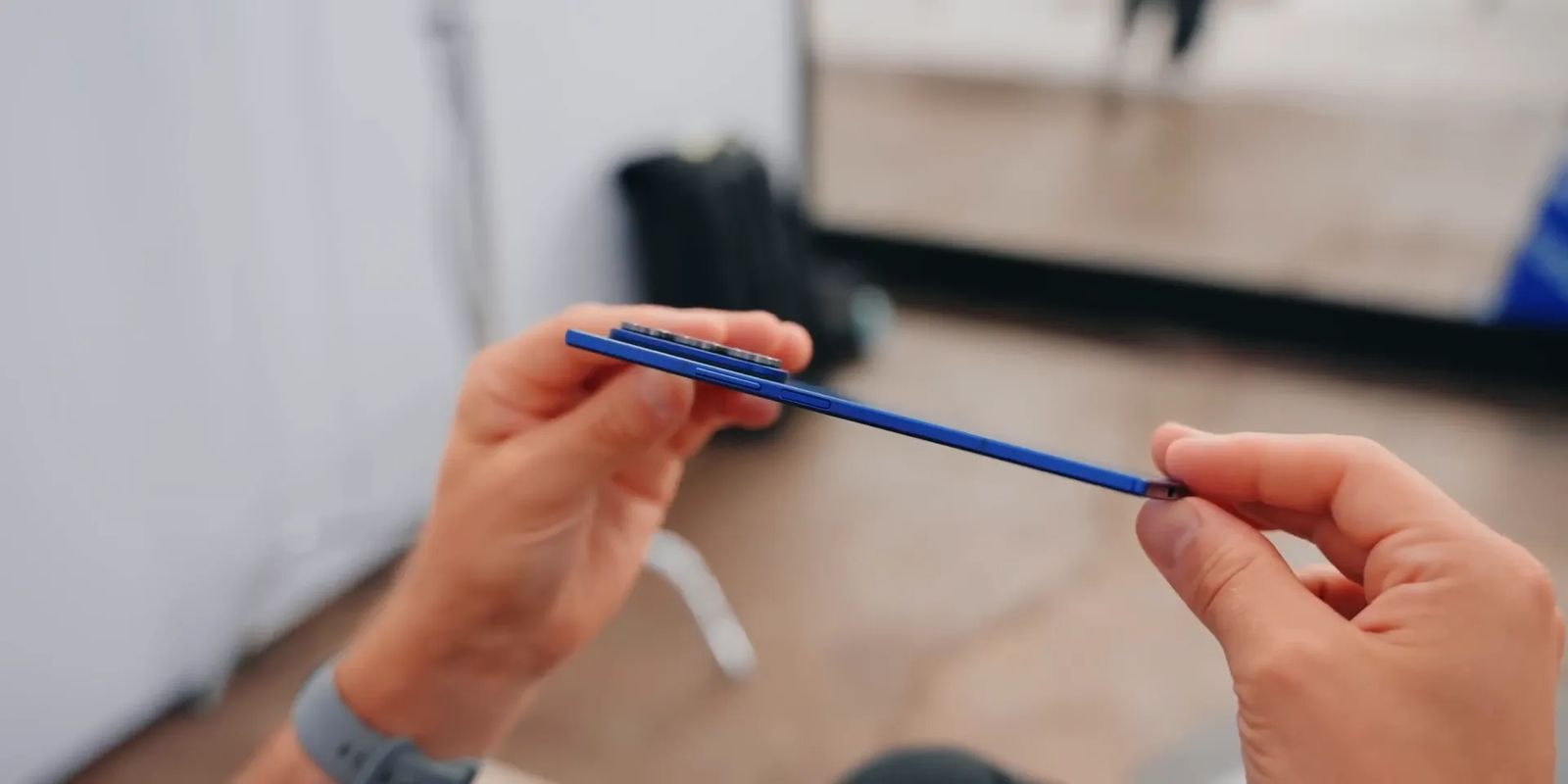 Comparing thickness of Galaxy Z Fold 7 unfolded and folded